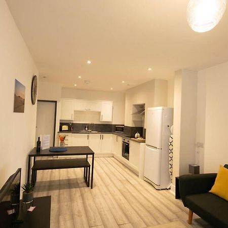 Luxe Living City Apartment - Beach, Wifi, Parking Swansea Buitenkant foto