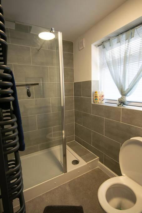 Luxe Living City Apartment - Beach, Wifi, Parking Swansea Buitenkant foto