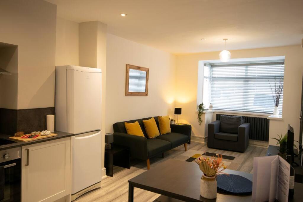 Luxe Living City Apartment - Beach, Wifi, Parking Swansea Buitenkant foto